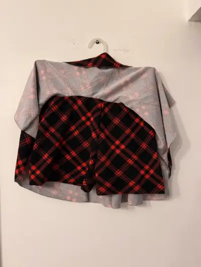 Falda corta escocesa roja y negra - miniatura 2