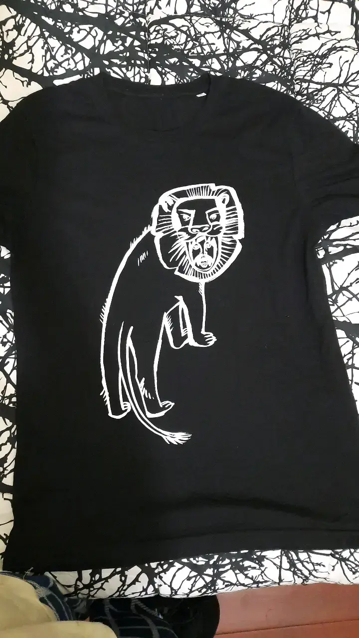Polera Negra con Diseño de León - 1