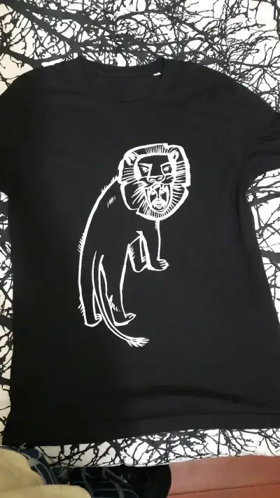 Polera Negra con Diseño de León - miniatura 1