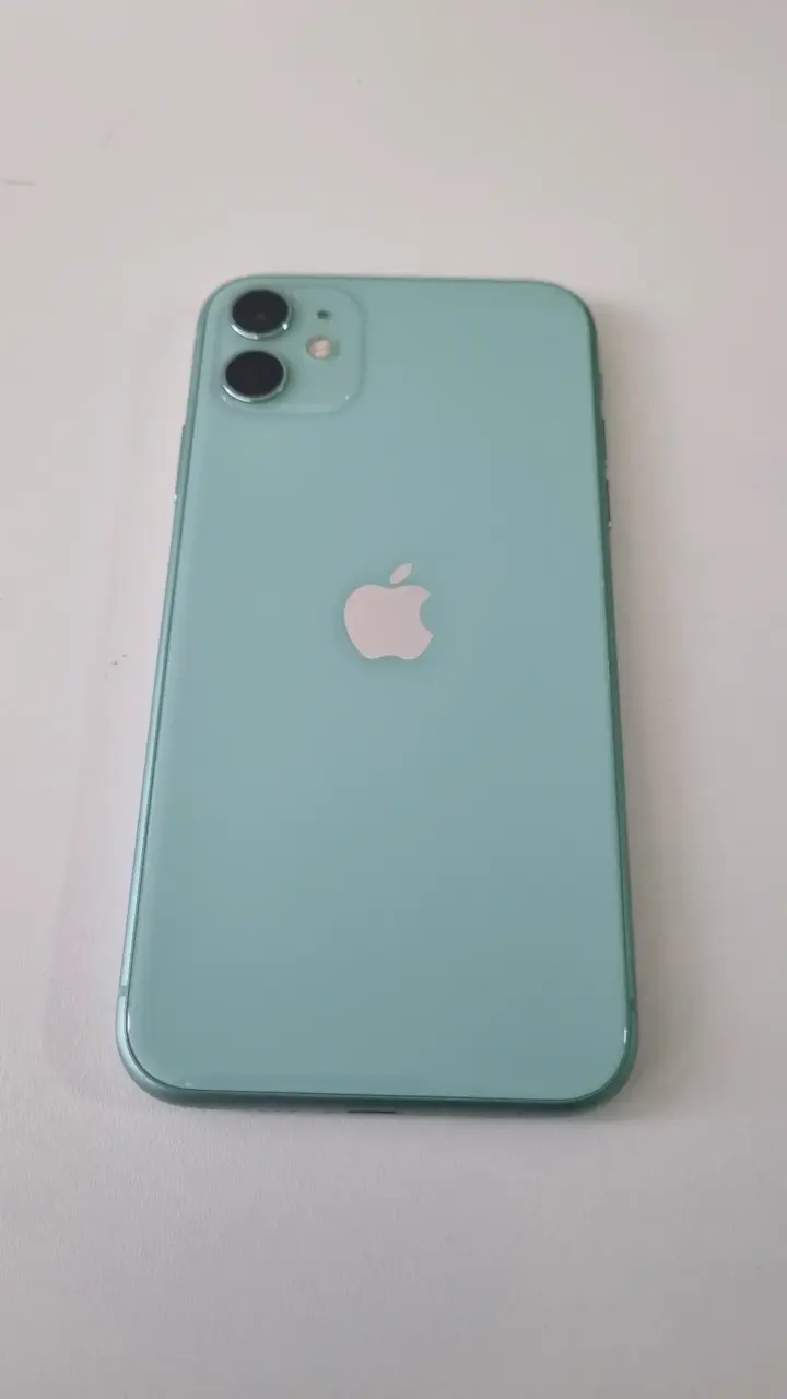 iPhone 11 verde en buen estado - 2