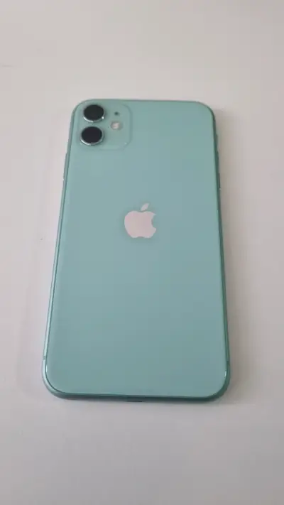 iPhone 11 verde en buen estado - miniatura 2