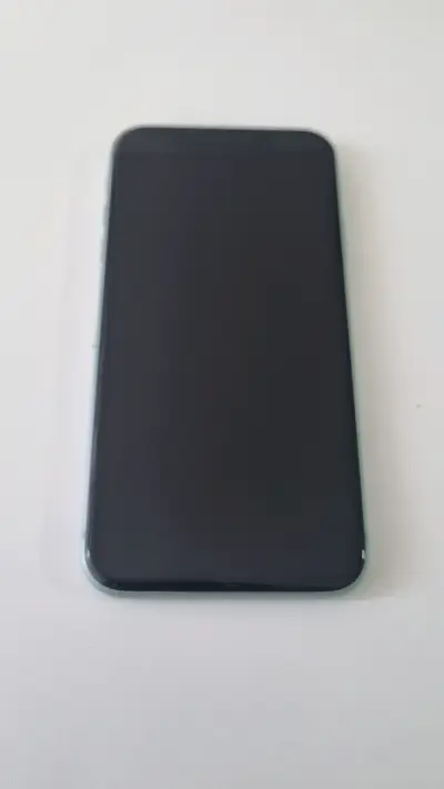 iPhone 11 verde en buen estado - miniatura 3