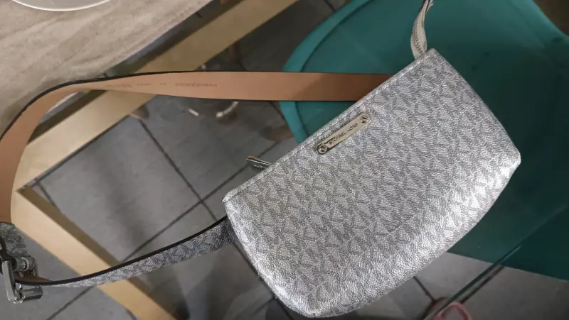 Cartera cruzada plateada Michael Kors - 1