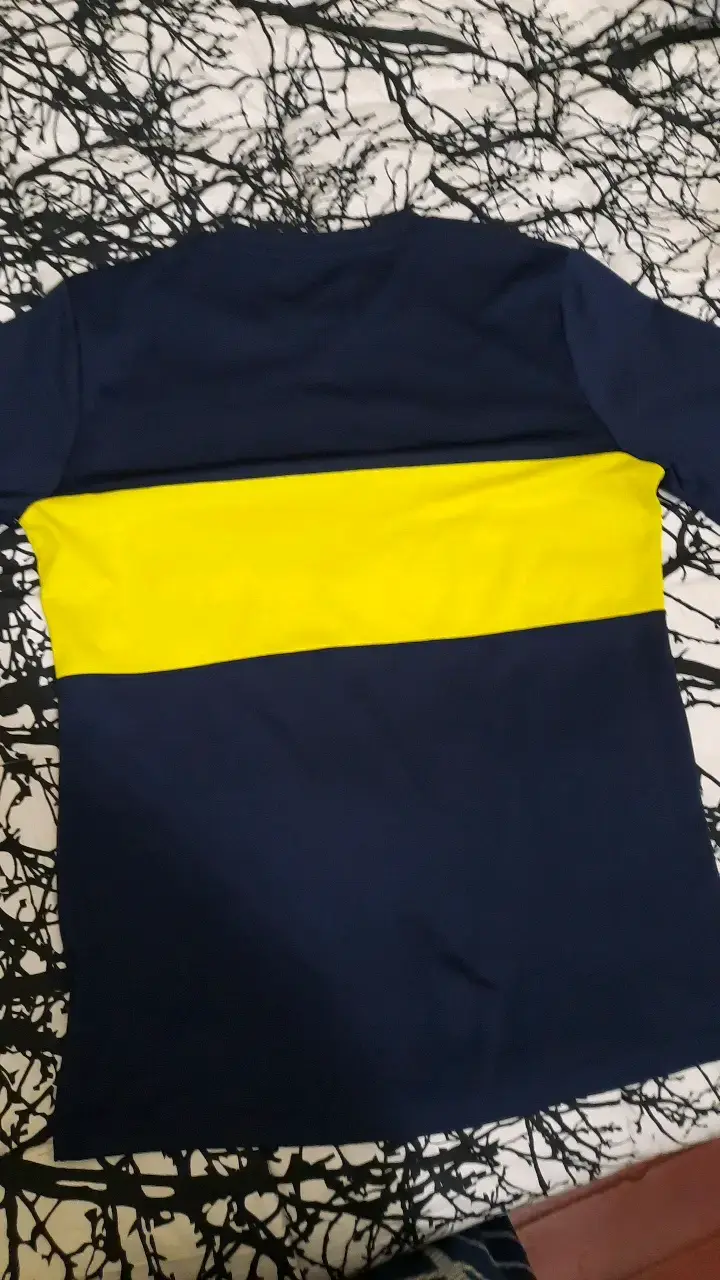 Polera deportiva Nike azul y amarilla - 2