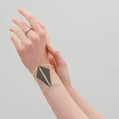 Brazalete de Antebrazo Dorado con Rombo Negro - miniatura 4