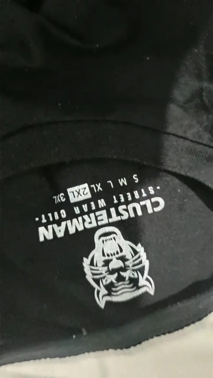 Polera negra con diseño de alas moradas - 2