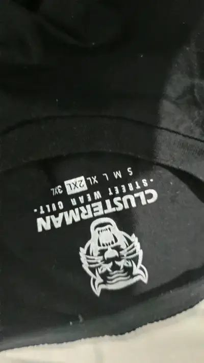 Polera negra con diseño de alas moradas - miniatura 2