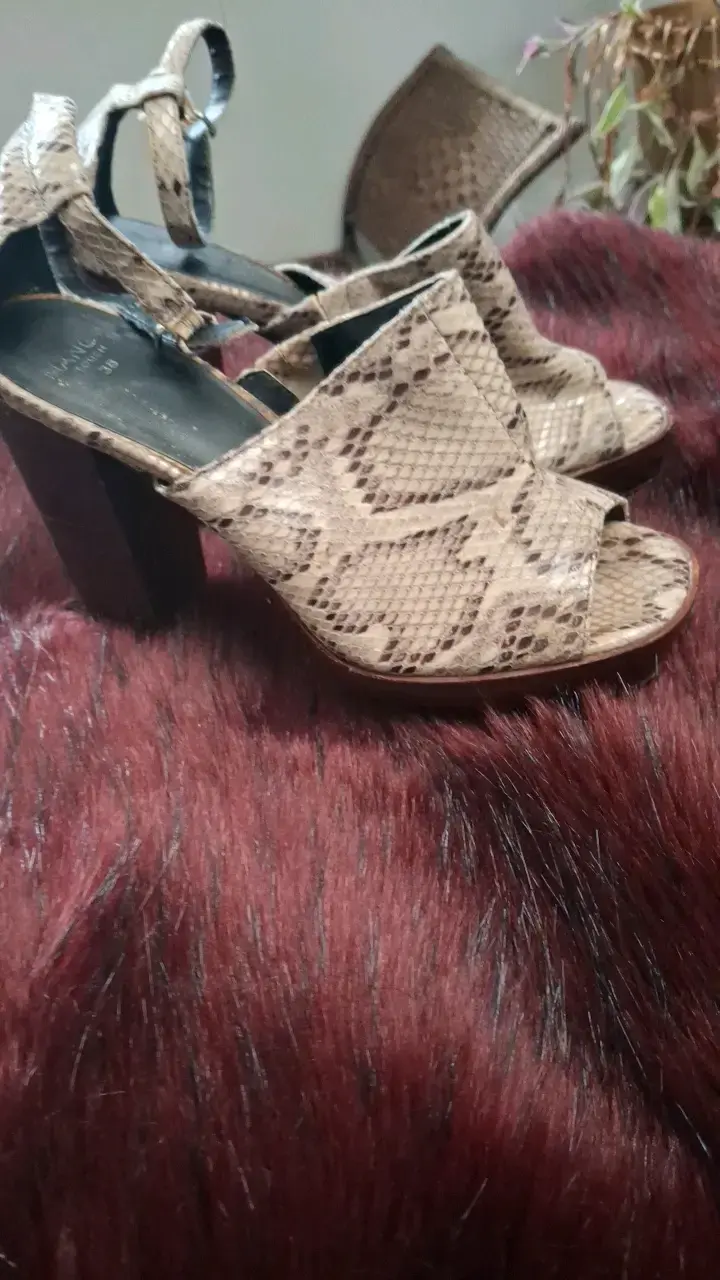 Sandalias de tacón alto con estampado de serpiente - 1