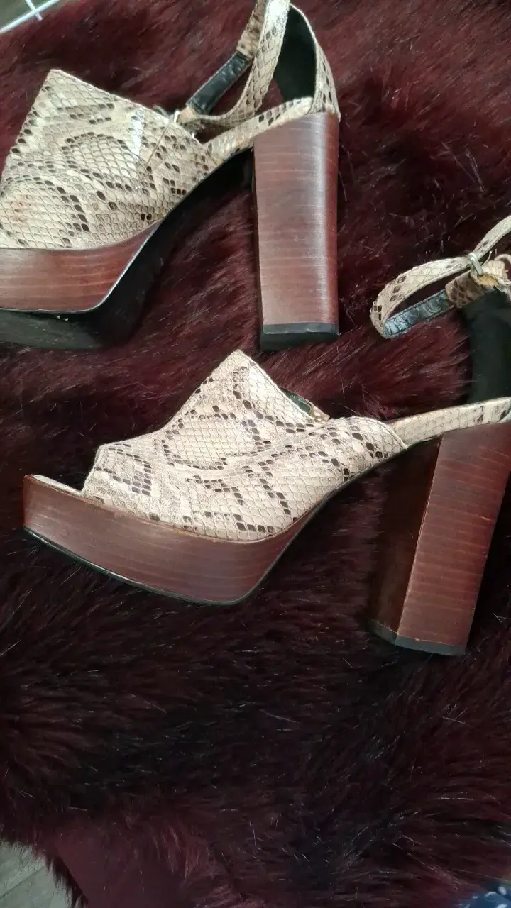 Sandalias de tacón alto con estampado de serpiente - 3