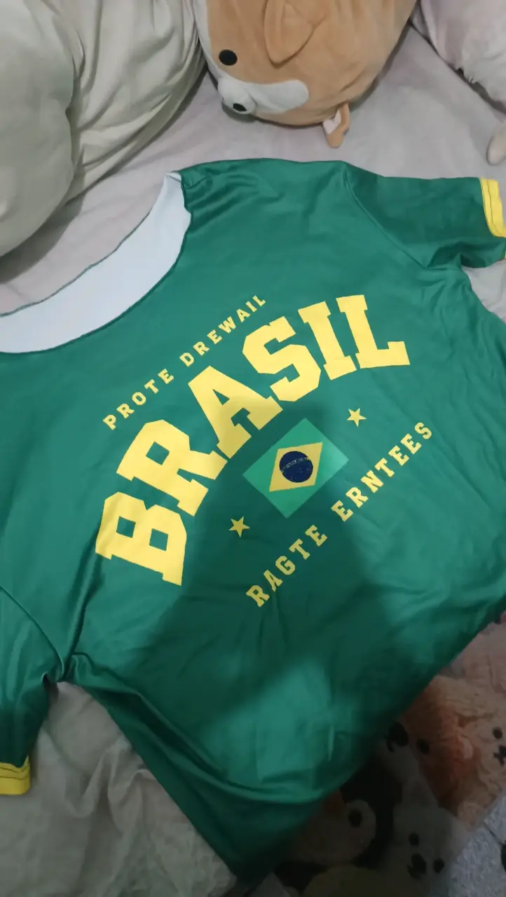 Polera hombro caído verde Brasil con diseño estamp