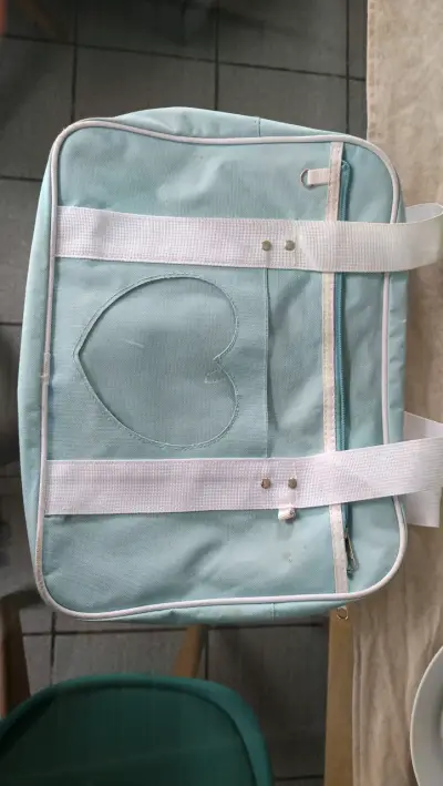 Bolso de mano azul claro con diseño de corazón - miniatura 1