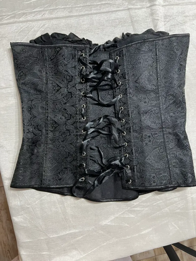 Corset negro con encaje y volantes - 2