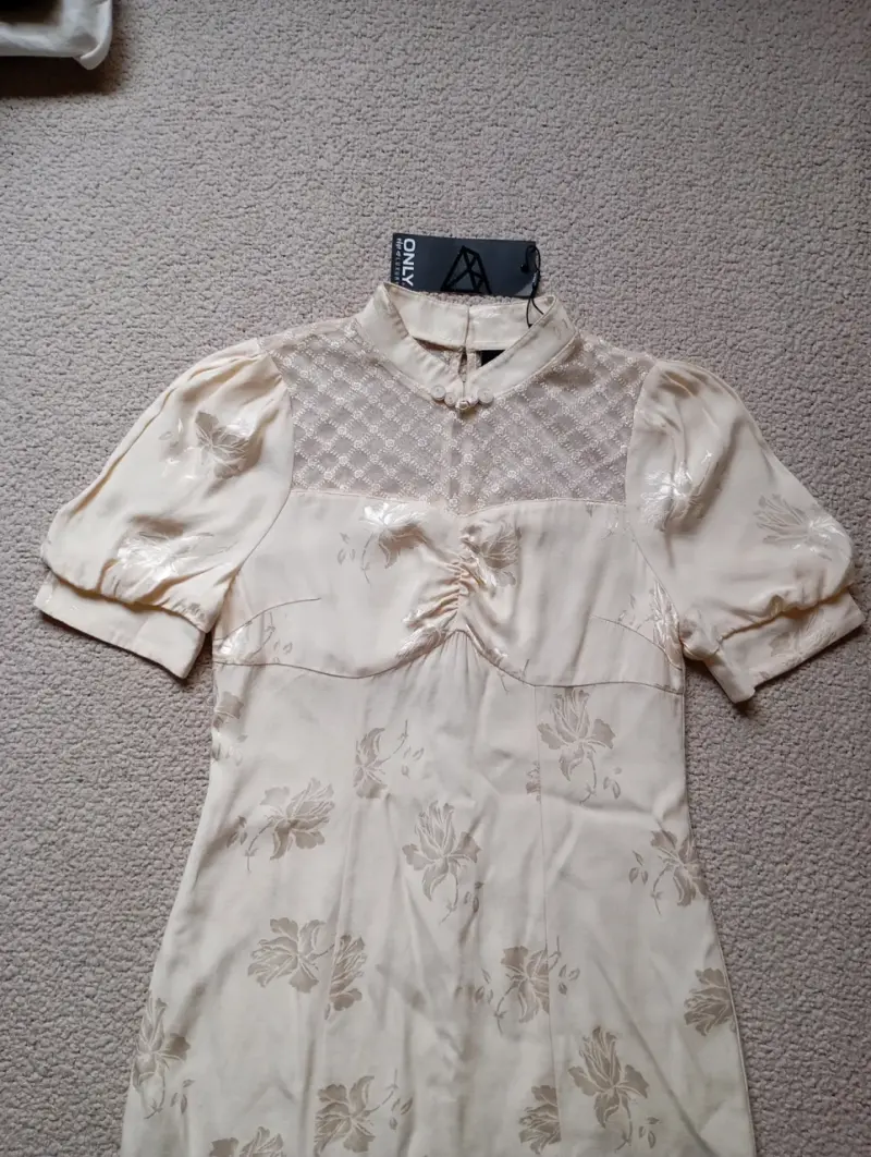 Vestido beige encaje y broderie marca Only - 1