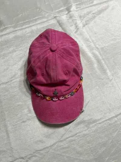 Gorra rosa con cadena decorativa - miniatura 1