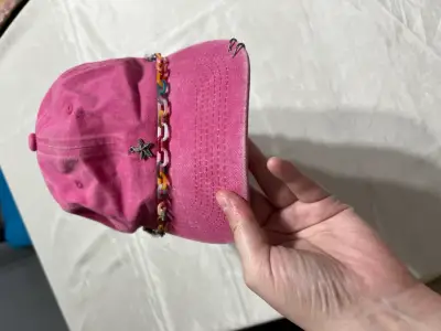 Gorra rosa con cadena decorativa - miniatura 2