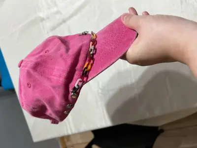 Gorra rosa con cadena decorativa - miniatura 3