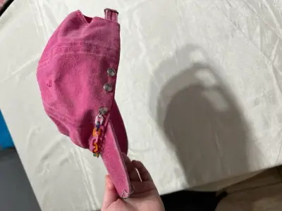 Gorra rosa con cadena decorativa - miniatura 4