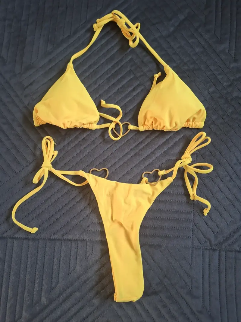 Bikini amarillo de dos piezas con tiras ajustables - 1