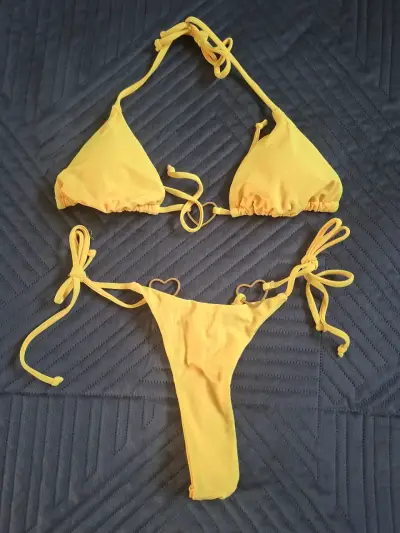 Bikini amarillo de dos piezas con tiras ajustables - miniatura 1