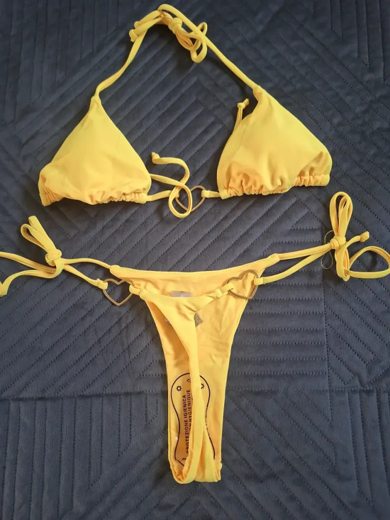 Bikini amarillo de dos piezas con tiras ajustables - 2