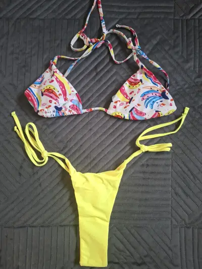 Bikini de dos piezas con estampado tropical - miniatura 1