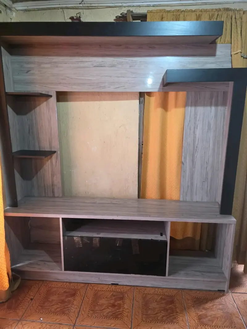 Mueble para TV de madera con estantes