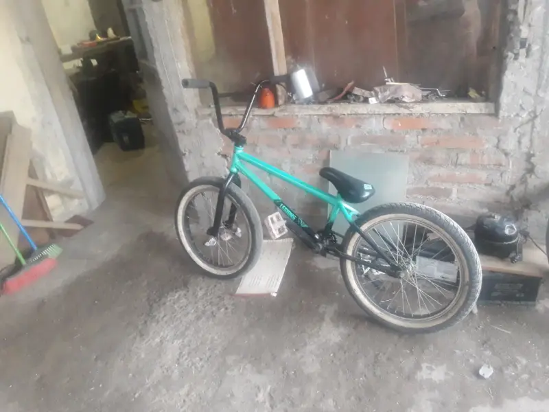 Bicicleta BMX verde para acrobacias