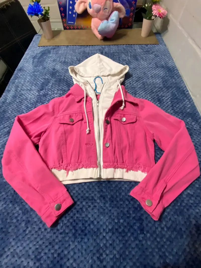 Chaqueta corta rosa con capucha