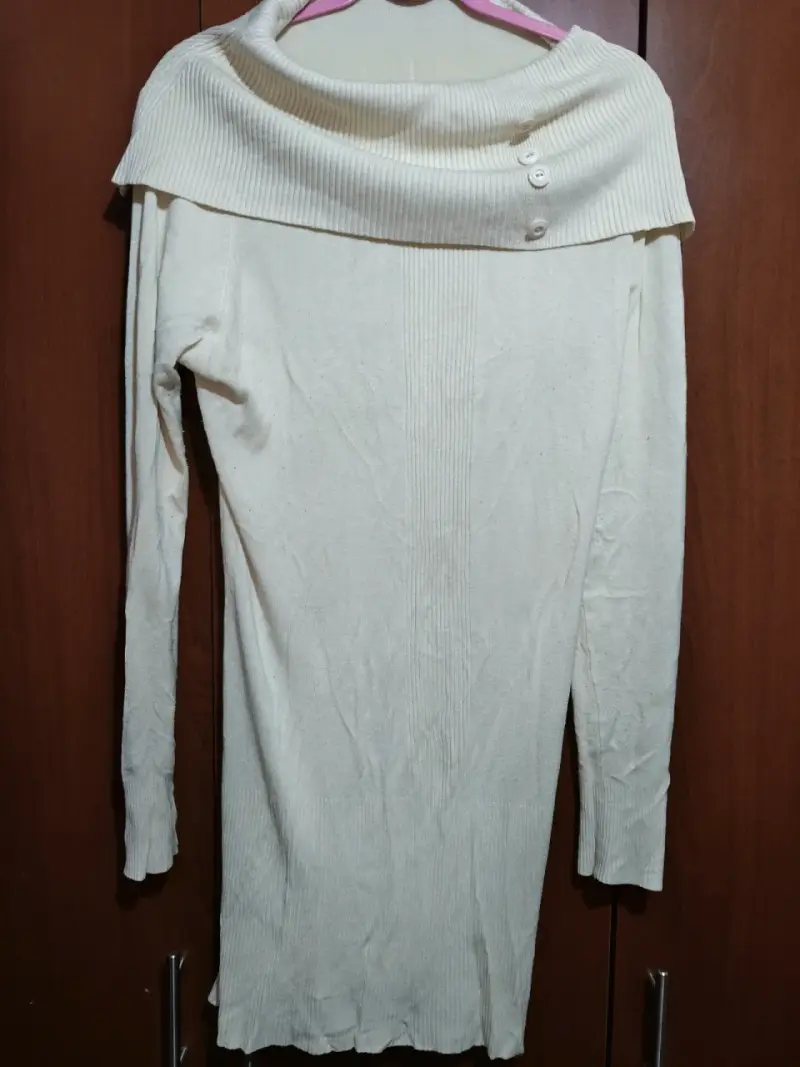Vestido de punto blanco con cuello amplio