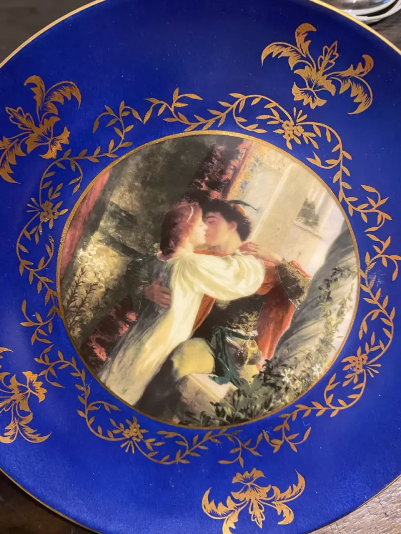 Platos decorativos de porcelana con diseño romántico - 1