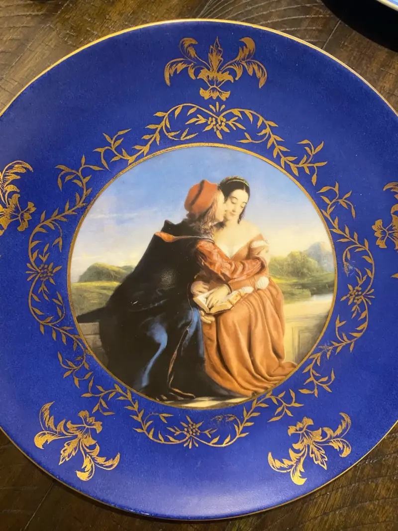 Platos decorativos de porcelana con diseño romántico - 3