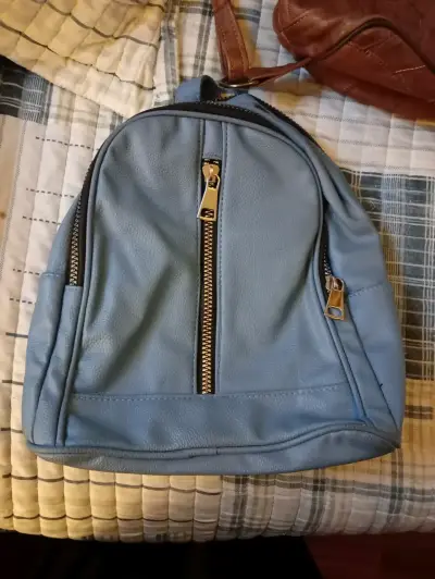 Mochila azul de cuero con cierres metálicos - miniatura 1