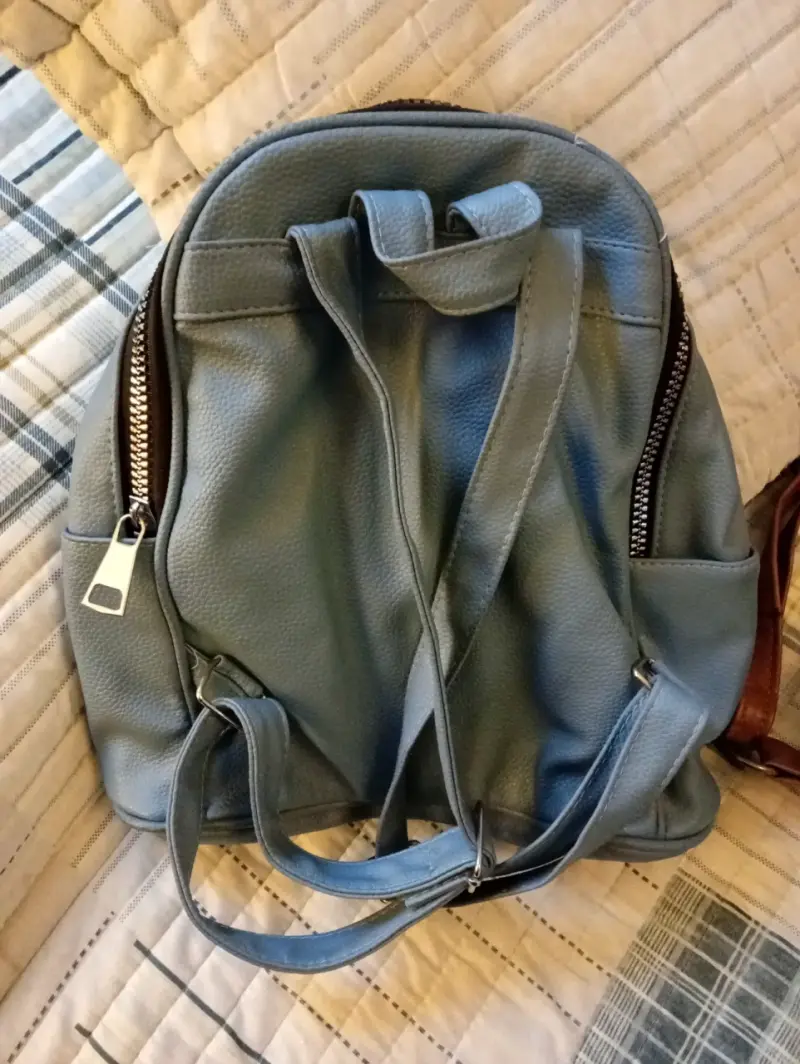 Mochila azul de cuero con cierres metálicos - 2