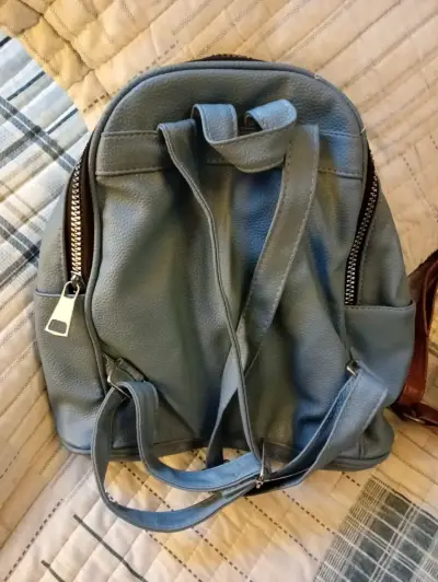 Mochila azul de cuero con cierres metálicos - miniatura 2