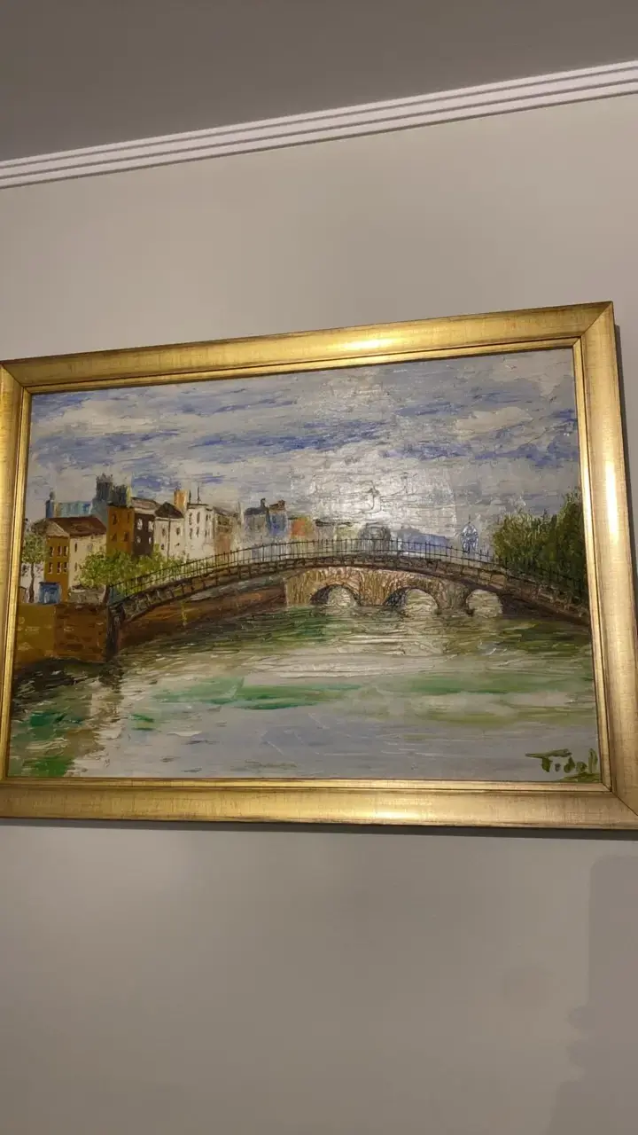 Cuadro de paisaje con puente enmarcado