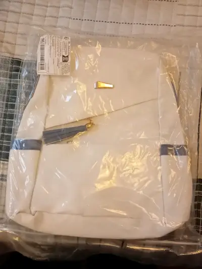 Mochila blanca  con detalles dorados - miniatura 1