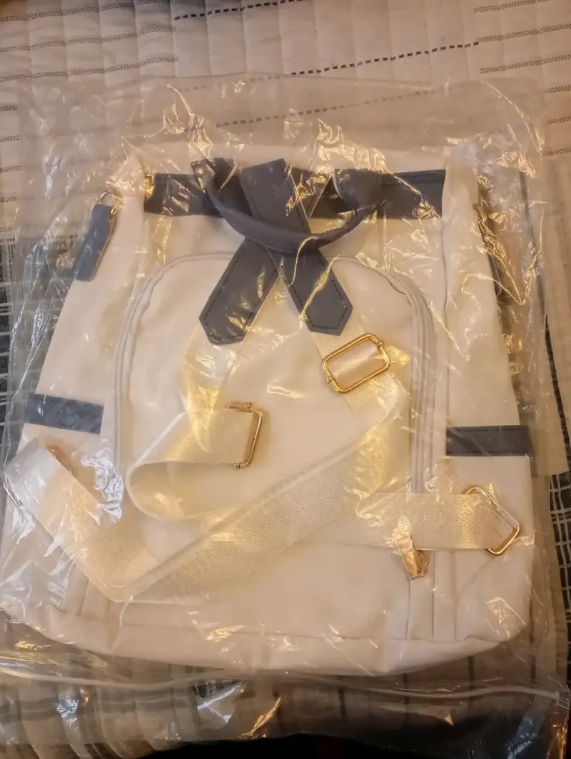 Mochila blanca con detalles dorados - 2