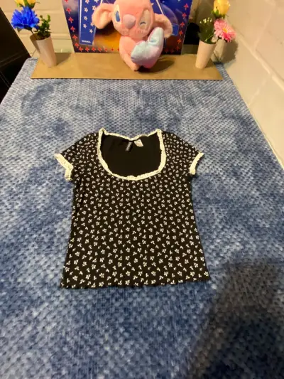 Polera negra con estampado floral y encaje - miniatura 1