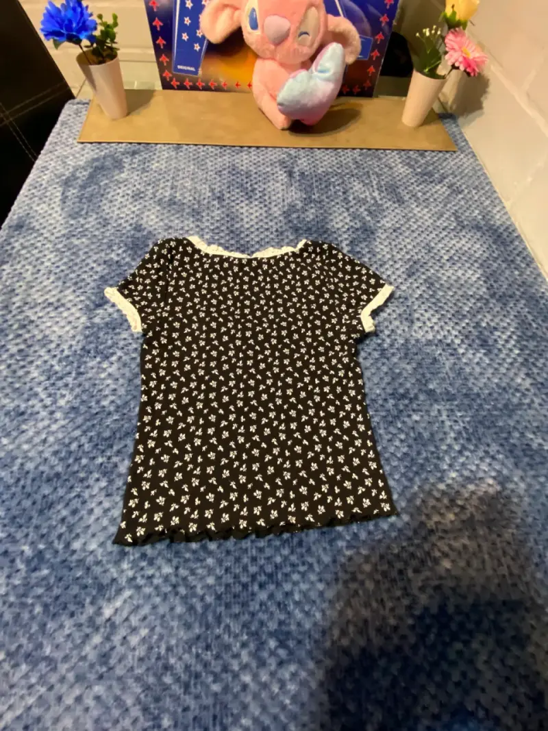 Polera negra con estampado floral y encaje - 2