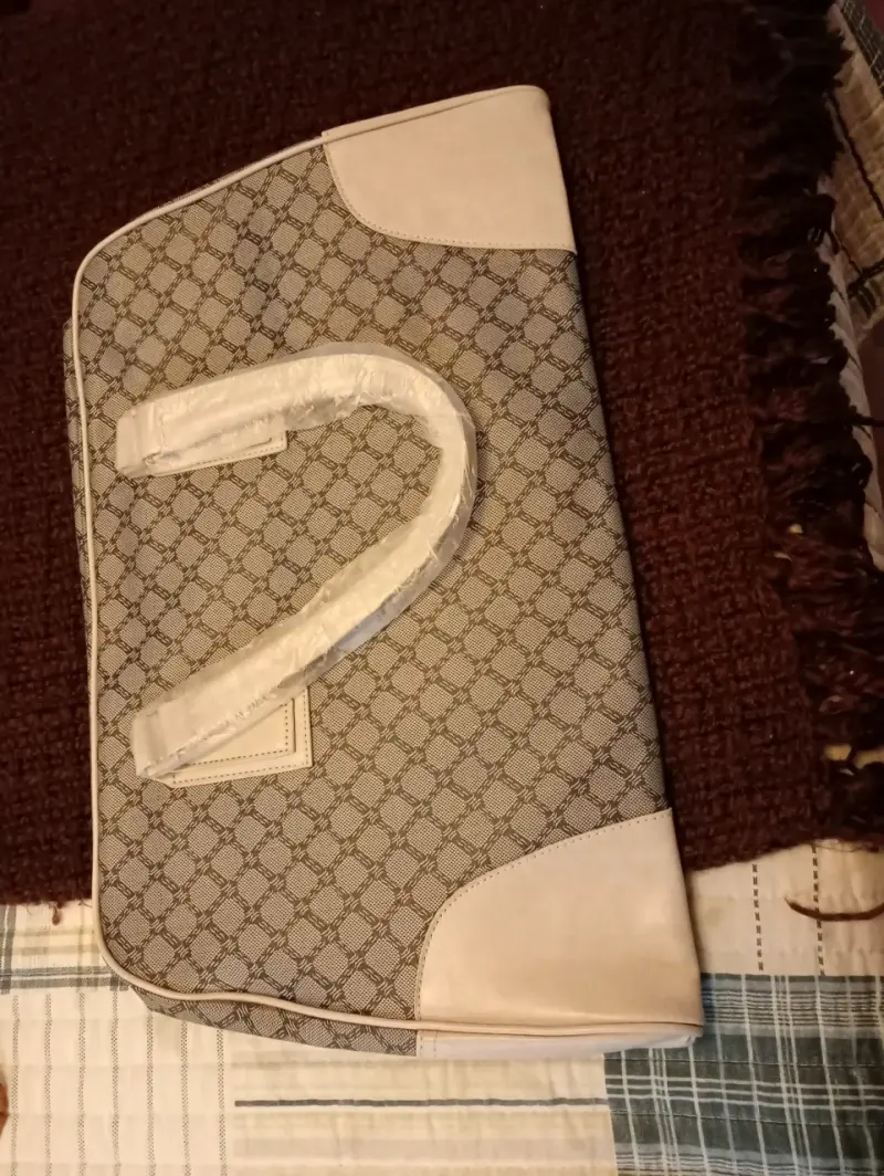 Bolso de mano elegante con diseño geométrico