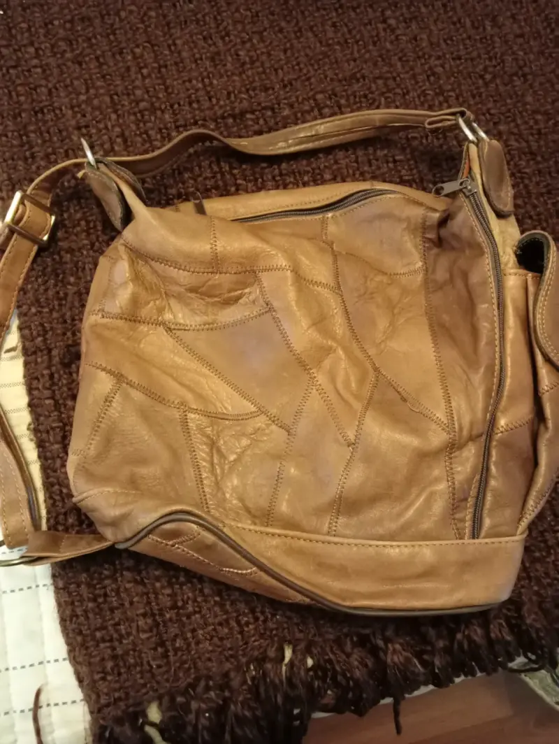 Bolso de cuero marrón con diseño artesanal - 1