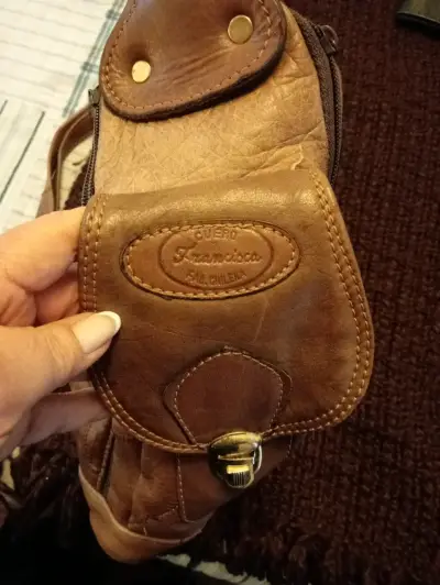 Bolso de cuero marrón con diseño artesanal - miniatura 2