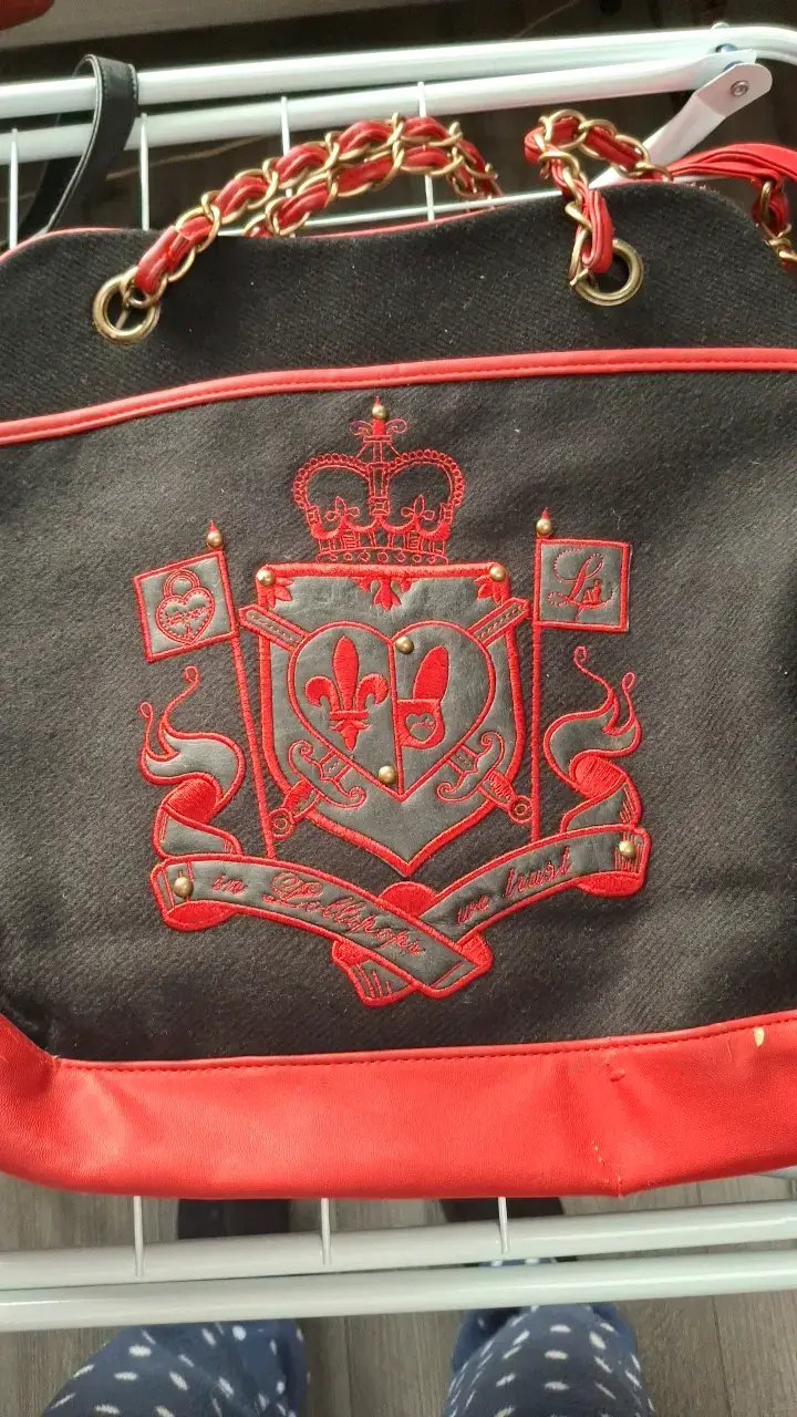 Bolso de tela negro y rojo con cadena dorada - 1