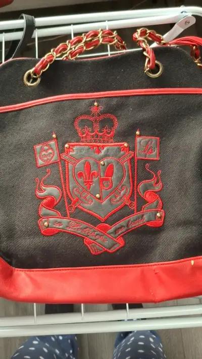 Bolso de tela negro y rojo con cadena dorada - miniatura 1