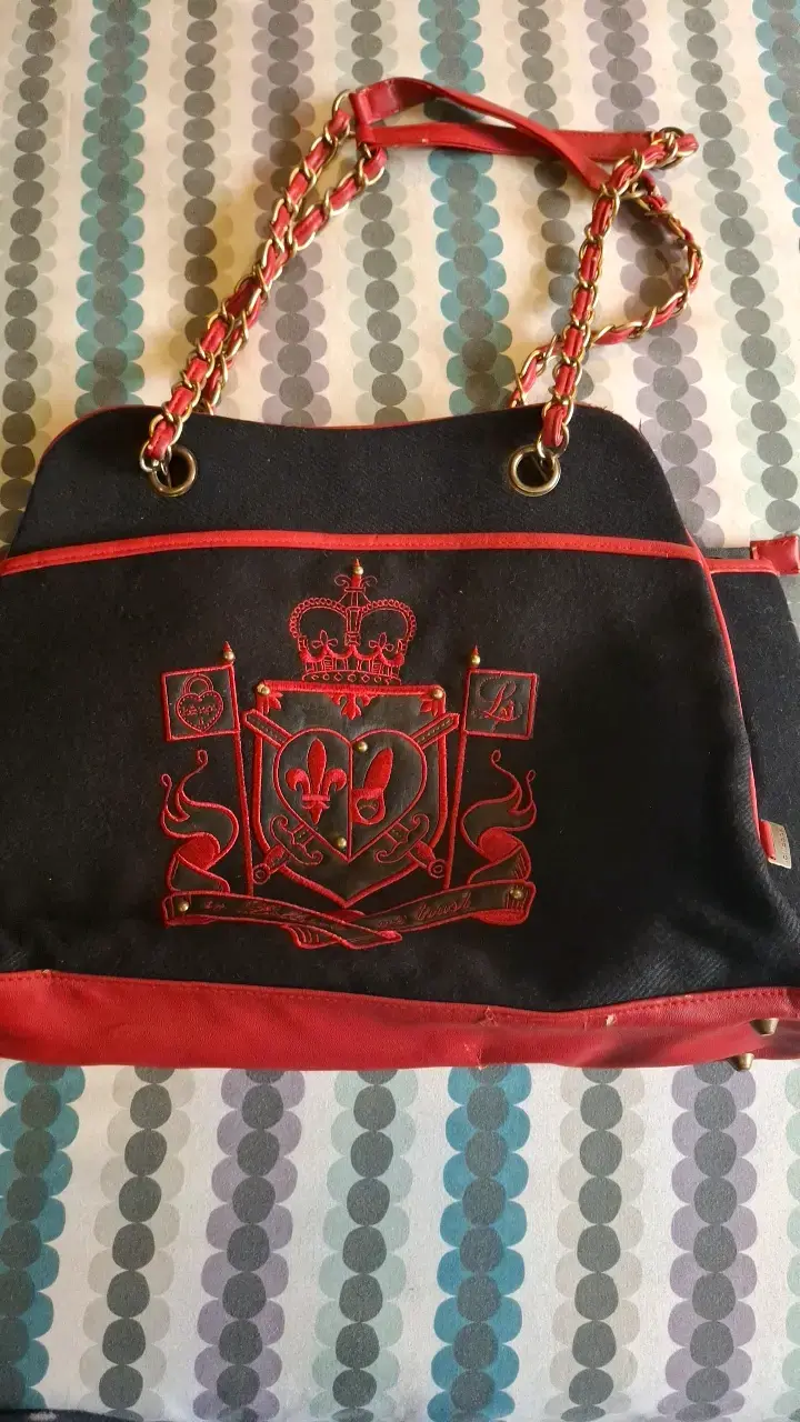 Bolso de tela negro y rojo con cadena dorada - 3