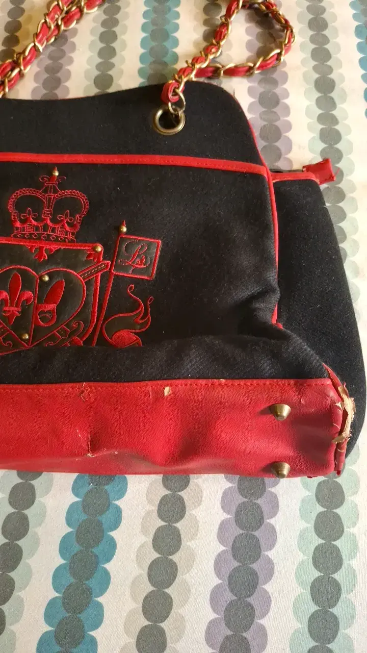 Bolso de tela negro y rojo con cadena dorada - 4
