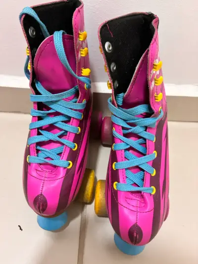 Patines de cuatro ruedas rosas con diseño llamativo - miniatura 1