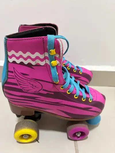 Patines de cuatro ruedas rosas con diseño llamativo - miniatura 2
