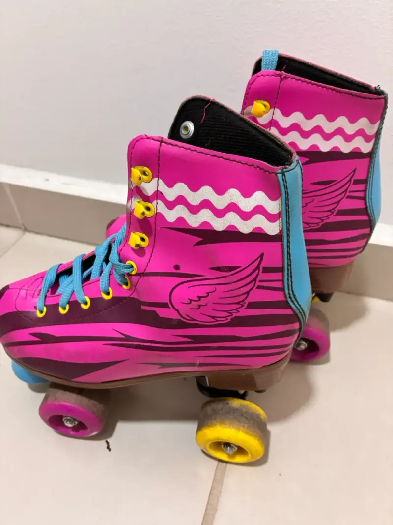 Patines de cuatro ruedas rosas con diseño llamativo - 3
