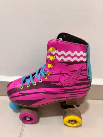 Patines de cuatro ruedas rosas con diseño llamativo - miniatura 4